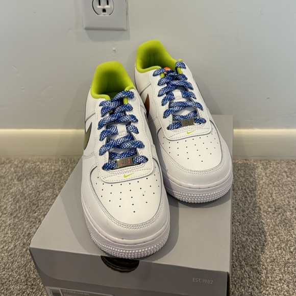 Nike Air Force 1 LV8 - Picture 2 of 6